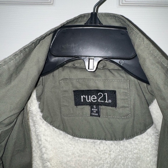 Rue21 Green Utility Vest with Collar and Faux Fur Lining - Picture 3 of 10
